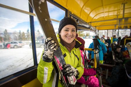 穿着滑雪服坐在公交车上的女子图片