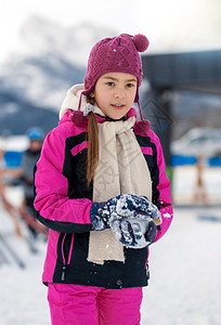 穿着粉色滑雪套装的女孩图片