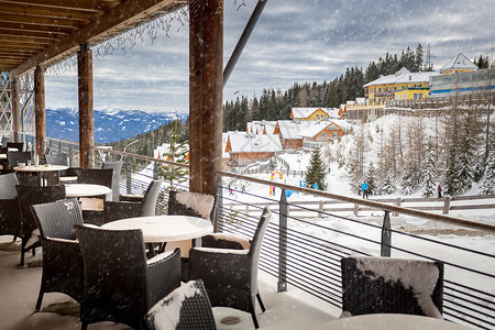 滑雪度假餐厅覆盖美丽的露台图片
