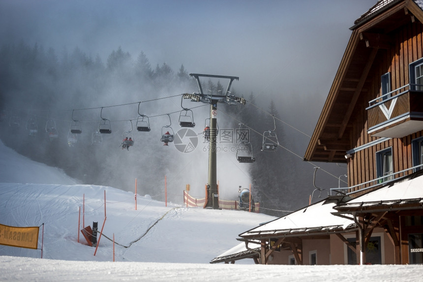 奥地利阿尔卑斯山高地滑雪胜的有线汽车行图片