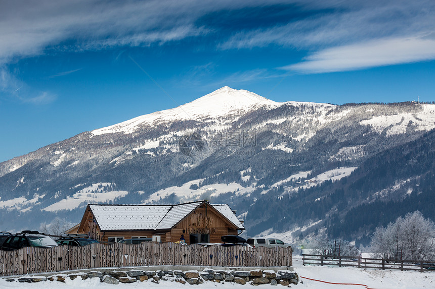 奥地利阿尔卑斯山上的旧木屋图片