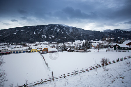 在阿尔卑斯山谷的奥地利城镇美丽的景观图片