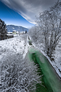 冬季在高山谷的大河道冰雪覆盖着高山谷图片