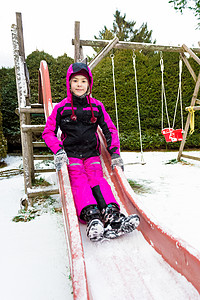 快乐的笑女孩在寒冷的雪天滑图片