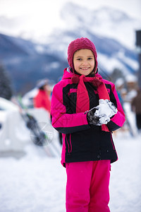 美丽的女孩在玩雪球图片