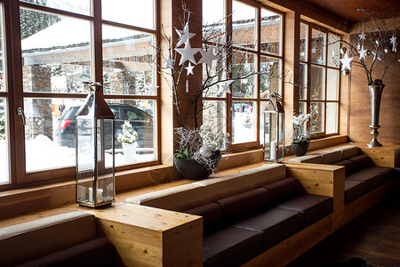 阿尔卑斯山度假区室内的木制沙发图片