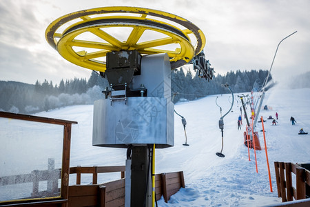 在阿尔卑斯山高脚上旋转滑雪电梯装置图片