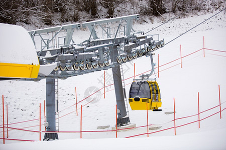 奥地利阿尔卑斯山滑雪坡上的黄色电梯图片