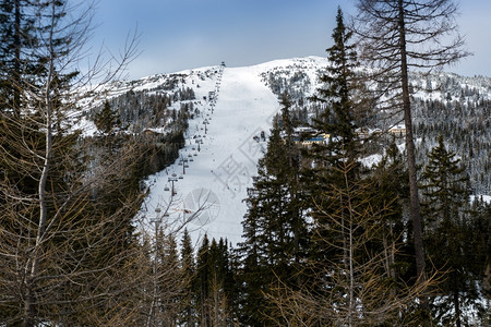 美丽的大滑雪山坡全景哦高山环绕着大雪坡图片