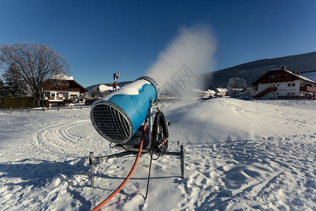 大雪在阿尔卑斯山滑雪胜地上下图片