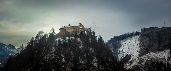 位于奥地利阿尔卑斯山高的古老石城堡图片