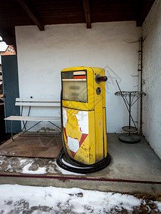 配备黄色泵的旧废弃加油站背景图片