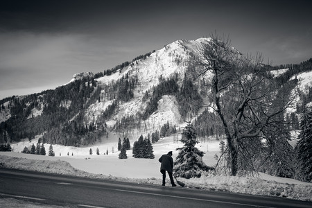 阳光明日下雪覆盖高山的黑白景色高清图片
