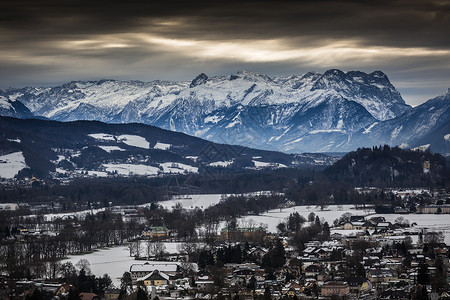 萨尔茨堡附近高阿卑斯山脉的风景云天下雪覆盖了这些高阿尔卑斯山脉图片