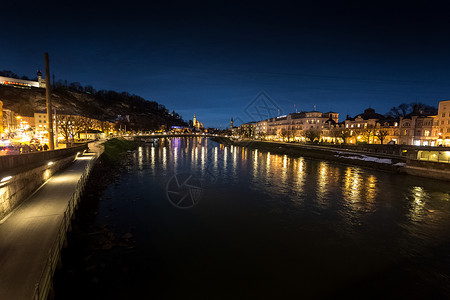 晚上在萨尔茨堡Salzach河桥上美丽的风景图片