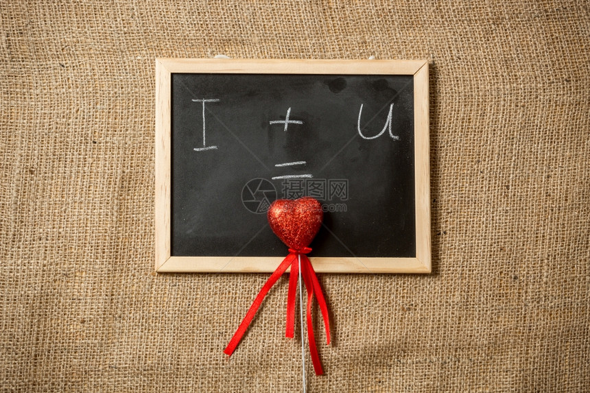 以红心写在黑板上的爱情概念方程式图片