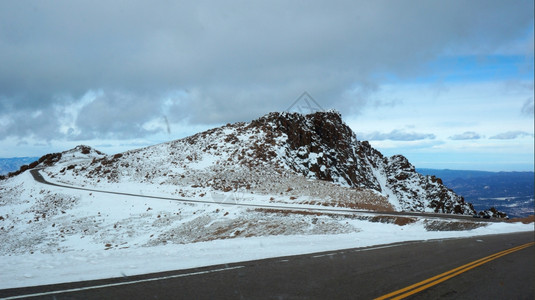通往冬季科罗拉多州派克峰的公路背景图片