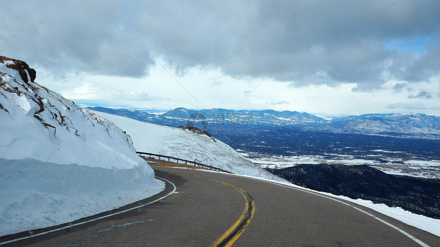 通往冬季科罗拉多州派克峰的公路图片