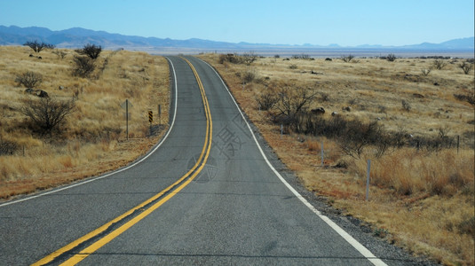 163号公路经过亚利桑那州古迹谷地的景象图片