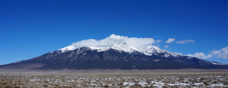 冬季科罗拉多山脉的顶部被白雪覆盖图片
