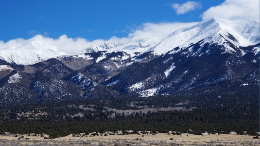 冬季下雪的高山覆盖物图片