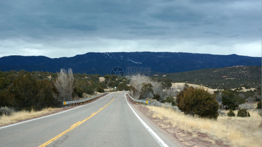 亚利桑那州有云天的公路图片