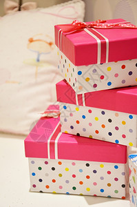 粉红礼物盒堆在一起图片