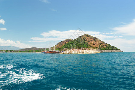 在地中海的湾游艇图片