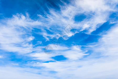 蓝色天空背景云雾微小美丽的蓝天空图片