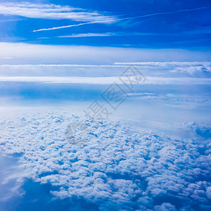 空中飞机窗口的飞机视图图片
