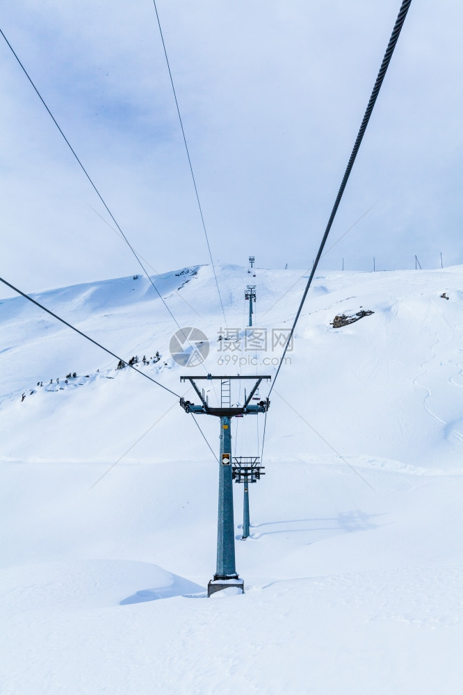 滑雪胜地的电缆汽车图片