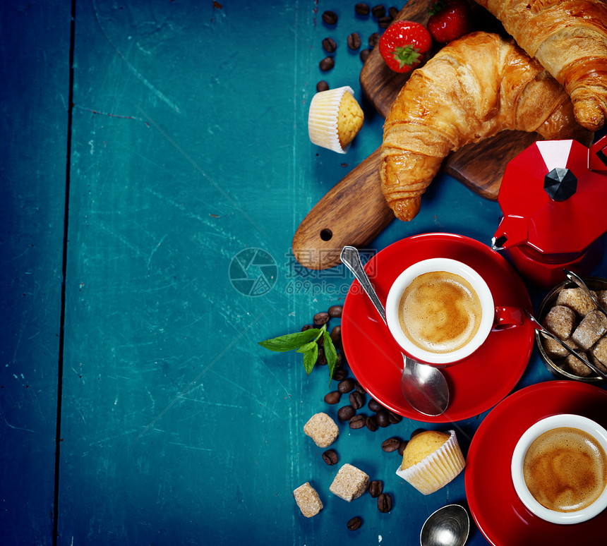 有咖啡羊角面包和浆果的早餐图片
