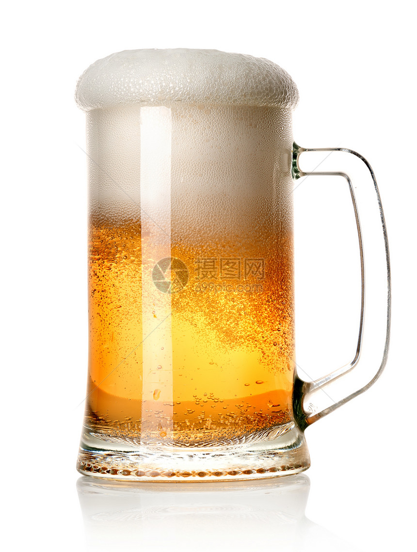 啤酒在一个杯中孤立在白色背景上图片