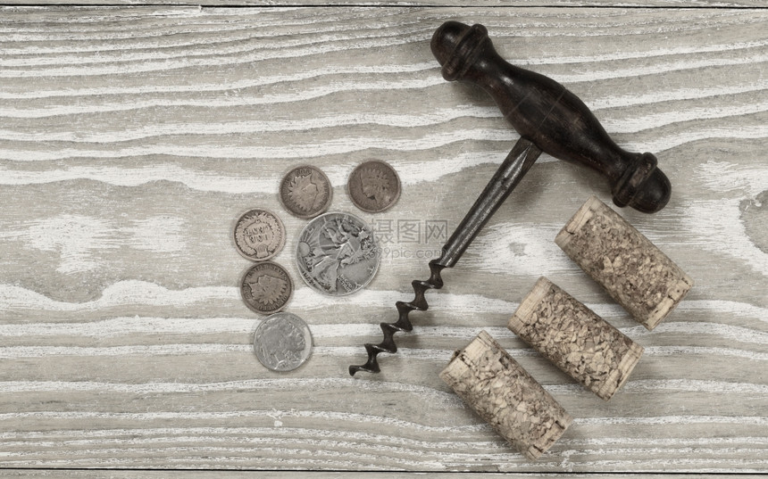 古老的木质板上的旧硬币以水平格式倾角拍摄的顶端视图xAxA图片