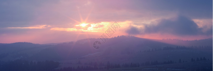 乌克兰喀尔巴阡山太阳升起的全景象图片