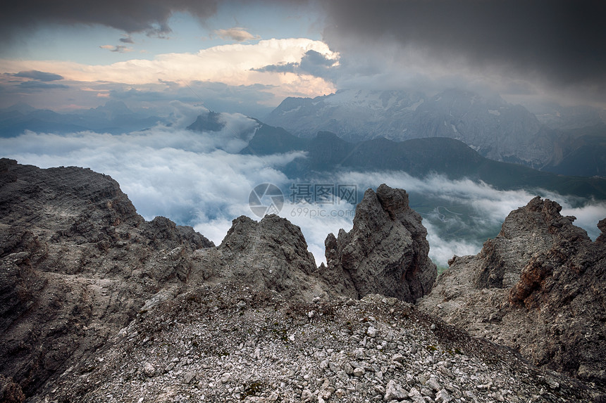 山地风暴天气ValdiFassa意大利多洛米人图片