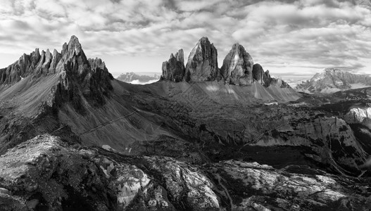 意大利多洛米人TreCime和MontePaterno的黑白全景图片