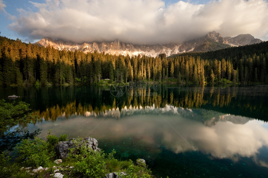 意大利多洛米特阿尔卑斯山湖LagodiCarezza图片