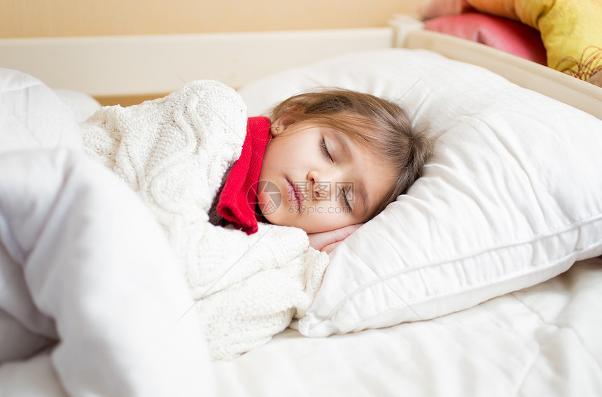 可爱的小女孩冷冰的睡在毯子下图片