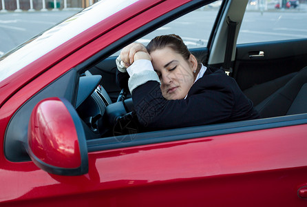 坐在司机座位上睡车里的妇女肖像图片