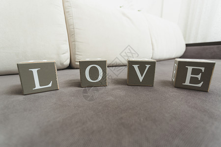 用木砖上字母拼写Love的宏照片图片