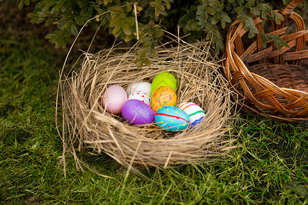 彩色复活节鸡蛋放在院子里篮的近照背景图片