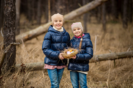 两名小孩拿着篮子里的彩蛋的肖像图片