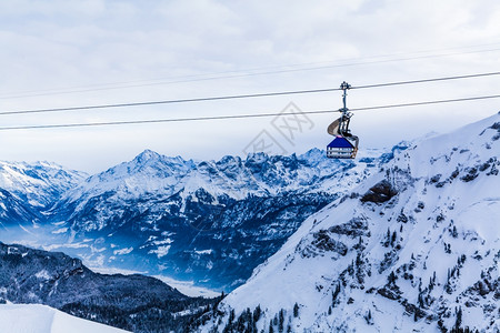 滑雪胜地的索道景观图片
