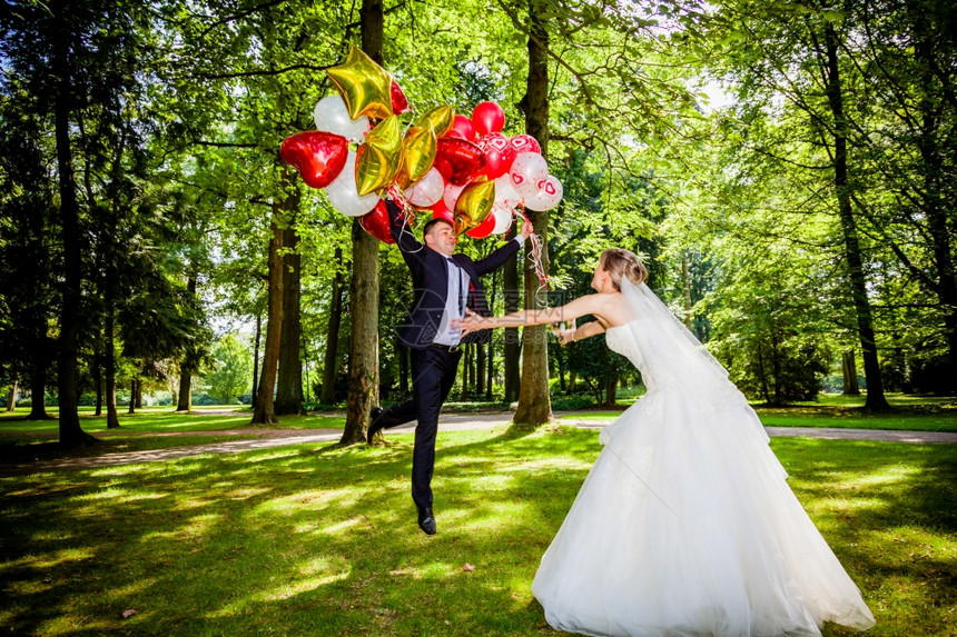 配气球的新娘和郎图片