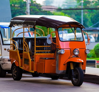 在泰国街头的出租三轮摩托车背景图片
