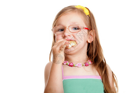 戴眼镜的漂亮小女孩吃着面包图片