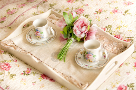 旧托盘的剪贴照片床上有鲜花和茶杯图片