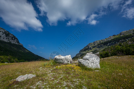 阳光明媚的日落时两座高山之间美丽的谷风景图片