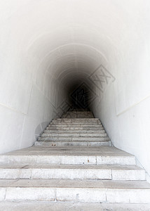 白色大理石楼梯通往黑暗隧道图片